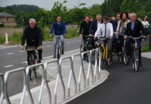 Belçikalı Bakan, Bisiklet Yolu Yatırımını Açıklarken Bisikletinden Oldu!..