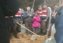 Oğlunu Son Yolculuğuna Eli Kelepçeli Uğurladı