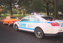 ROMEN VATANDAŞININ “DACİA 1300” MODEL ARACIYLA NEW YORK SOKAKLARINDA TUR ATMA HOBİSİ MERAKLI TRAFİK POLİSİNE TAKILDI!