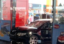 GASP ETTİĞİ ARABAYLA ALIŞVERİŞ MERKEZİNE DALDI: 10 YARALI