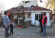 EMEKTAR MİNİBÜSÜNÜ SATMAYA KIYAMADI, BAŞ TACI YAPTI