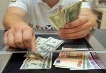 TÜRK HALKI BİRİKİMLERİNİ KORUYABİLMEK İÇİN DÖVİZE AKIN ETTİ!