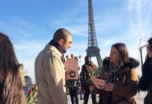 TÜRKİYE’DEKİ MAĞDURİYETLERİ EYFEL KULESİ ÖNÜNDE BROŞÜR VE GÜL DAĞITARAK ANLATTILAR