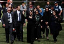 YENİ ZELANDA TEK YÜREK: CUMA NAMAZI CANLI YAYINLANDI, BAŞBAKAN HADİS OKUDU