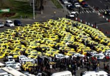 BÜKREŞ’TE TAKSİCİLER UBER’İ PROTESTO ETTİ