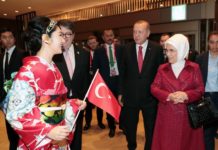 Emine Hanım, Hermes çantasını yanından ayırmadı