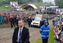 Papa’yı görmek isteyen onbinler hava muhalefetine aldırmadı