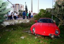 Türk işadamı Ferrari ile okul bahçesine daldı