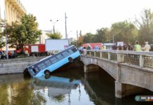 Kırmızı ışıkta geçen araç, belediye otobüsünü kanala uçurdu