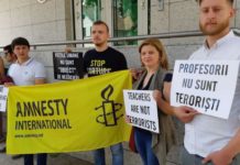 Kişinev Türk Büyükelçiliği önünde ‘Öğretmen terörist değildir’ protestosu