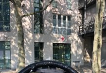 Sürgündeki öğretmenlerden Türk konsolosluğuna siyah çelenk