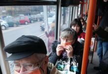 Bükreş mahkemesi, açık alanda maske takma zorunluluğunu iptal etti