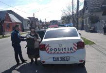 Polis, yaşlı kadını aracıyla evine bıraktı