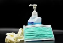 Duvardaki dezenfektanı çalarken kameraya yakalandı