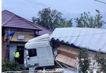 Yoldan çıkan Türk tırı polis karakoluna daldı