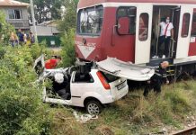 Direksiyonda canlı yayın açan müzisyeni tren biçti