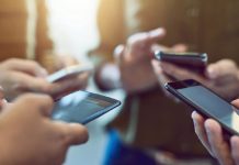 Dileniyor, ama akıllı telefonu var!