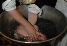 Romanya’da vaftiz için suya batırılan bebek öldü