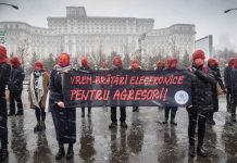 Geciken kadına şiddet yasasını protesto ettiler