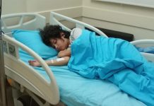 Anne ve babası hapiste, lösemi ile tek başına savaşıyor