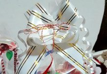 Miyoplu çocuk, elleriyle süslediği hediyeyi öğretmenine beğendiremedi