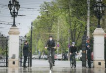 Çevre Bakanlığı’nın kampanyasına bisikletiyle destek veren Cumhurbaşkanı Iohannis: ‘TEMİZ BİR ÇEVRE İÇİN ALTERNATİF ARAÇLARI KULLANIN’