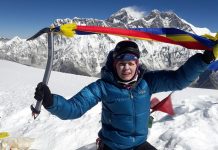 Romen dağcı kadın, 8 bin metrelik zirvede Romanya bayrağı renklerini dalgalandırmayı başardı