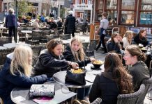 Yüksek aşılama oranıyla koronayı kontrol altına almayı başaran Danimarka kısıtlamaları kaldıran ilk AB ülkesi oldu