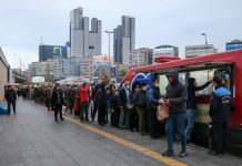 Guardian: Türkiye’de her gün fiyatlar değişiyor, halk korku içinde