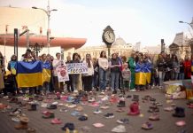 Bükreş: Ukrayna’nın en küçük kurbanları anısına 145 çift çocuk ayakkabısı sergilendi