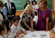 Jill Biden Bükreş’teki mülteci okulunu ziyaret etti