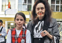 66 yaşında doğum yapan dünyanın en yaşlı annesi, büyüttüğü kızının lise mezuniyet sevincini yaşadı!