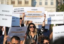 Gazeteciler, Türkiye’deki medya sansür yasa tasarısını protesto etti