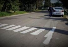 Trafikten bıkan Romen vatandaşı evinin önüne kendi yaya geçidini yaptı!