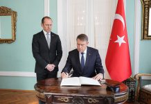 Cumhurbaşkanı Iohannis, Bükreş büyükelçiliğindeki taziye defterini imzaladı