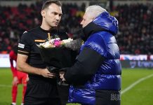 Hakeme çiçek veren Şumudica, hem alkış hem sarı kart gördü!