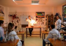 Emekli öğretmen, laboratuvara çevirdiği evinde köy çocuklarına deneylerle ders öğretiyor