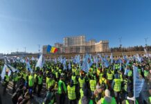 Binlerce polis hükümetin tasarruf genelgesini protesto etti