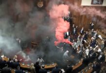 Sırbistan Parlamentosunda sis bombalı kaos!