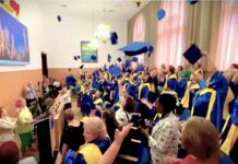 Üniversiteyi bitiren 55 yaş üstü 150 öğrenci, mezuniyet sevincini keplerini fırlatarak kutladı!