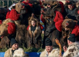 Avrupa’nın en iyi kış etkinlikleri arasında gösteriliyor: Romanya, 2025’i ‘Ayı Dansı Festival’ ile uğurluyor!